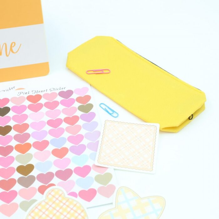 ⁦بكج دفتر ورق أبيض مع ستكرات بأشكال مختلفة ومقلمة وقلم وسوار⁩ - الصورة ⁦9⁩