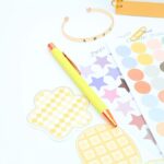 ⁦بكج دفتر ورق أبيض مع ستكرات بأشكال مختلفة ومقلمة وقلم وسوار⁩ - الصورة ⁦10⁩