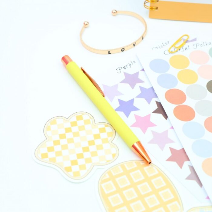 ⁦بكج دفتر ورق أبيض مع ستكرات بأشكال مختلفة ومقلمة وقلم وسوار⁩ - الصورة ⁦10⁩