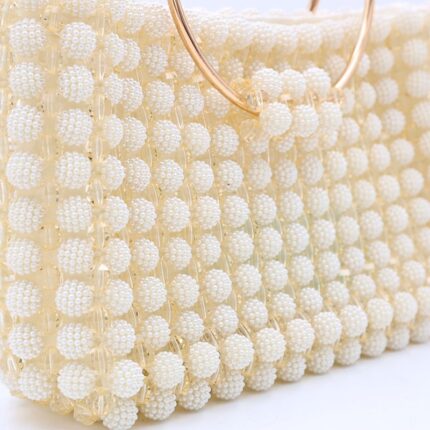 حقيبة خرز التوتة وكريستال لون اوف وايت أبعادها قاعدة 26 سم الارتفاع 15سم العمق 7سم