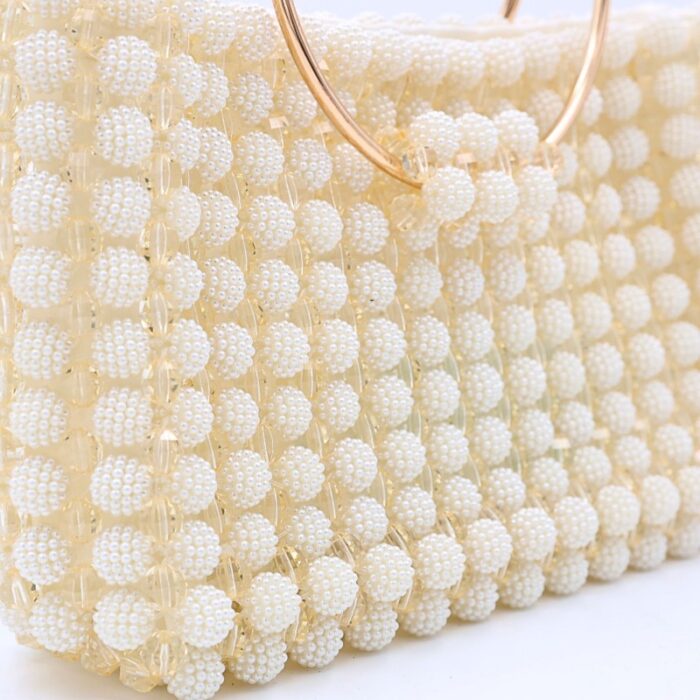 103387677_68a179161ce08 حقيبة خرز التوتة وكريستال لون اوف وايت أبعادها قاعدة 26 سم الارتفاع 15سم العمق 7سم - الصورة 1