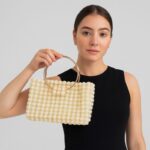 ⁦حقيبة خرز التوتة وكريستال لون اوف وايت أبعادها قاعدة 26 سم الارتفاع 15سم العمق 7سم⁩ - الصورة ⁦2⁩