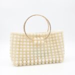 ⁦حقيبة خرز التوتة وكريستال لون اوف وايت أبعادها قاعدة 26 سم الارتفاع 15سم العمق 7سم⁩ - الصورة ⁦3⁩