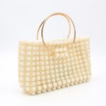 ⁦حقيبة خرز التوتة وكريستال لون اوف وايت أبعادها قاعدة 26 سم الارتفاع 15سم العمق 7سم⁩ - الصورة ⁦4⁩