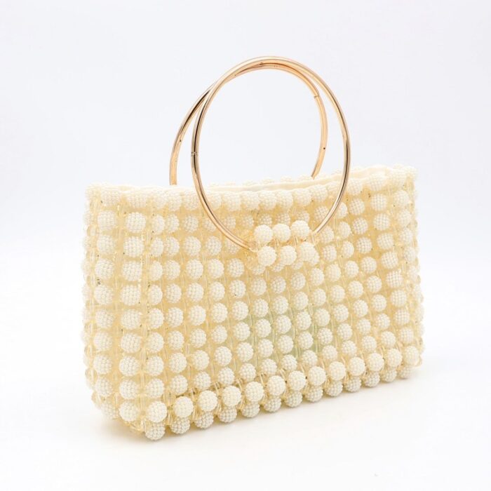 ⁦حقيبة خرز التوتة وكريستال لون اوف وايت أبعادها قاعدة 26 سم الارتفاع 15سم العمق 7سم⁩ - الصورة ⁦4⁩