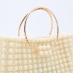 ⁦حقيبة خرز التوتة وكريستال لون اوف وايت أبعادها قاعدة 26 سم الارتفاع 15سم العمق 7سم⁩ - الصورة ⁦5⁩