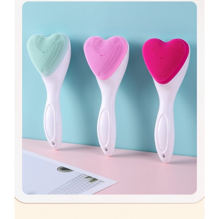 103387775_689c4b2f0cfec فرشاة تنظيف الوجه المصنوعة من السيليكون على شكل قلب - الصورة 1