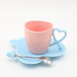 ⁦مج بورسلان لون زهري وأزرق مع صحن وملعقة⁩ - الصورة ⁦3⁩