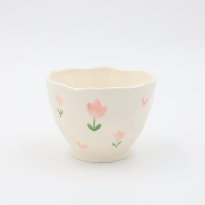 103387903_68a179c064aa7 فنجان هاند ميد بدون يد بتصميم ورود - الصورة 1