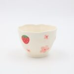 فنجان هاند ميد بدون يد بتصميم ورود وفراولة