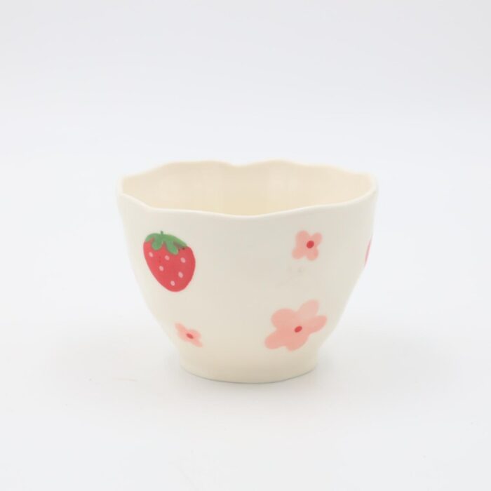 103387904_68a179c1d581c فنجان هاند ميد بدون يد بتصميم ورود وفراولة - الصورة 1