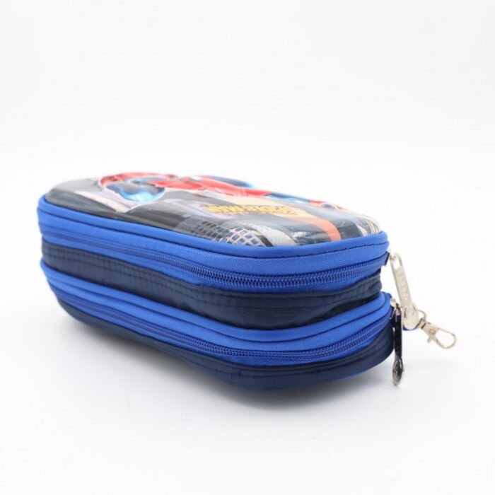 103387966_68a17a40beb43 مقلمة بتصميم سوبر مان مقاس 23.5×10 سم لون أزرق - الصورة 1