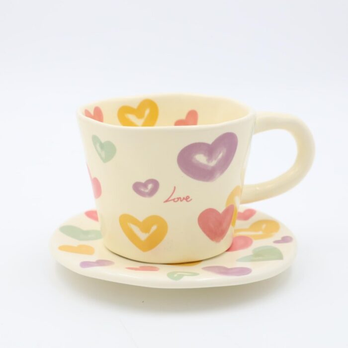 ⁦مج بورسلان مع صحن بتصميم قلوب⁩ - الصورة ⁦2⁩