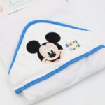 ⁦منشفة للإستحمام للأطفال لون أبيض مع غطاء للشعر لون أزرق⁩ - الصورة ⁦2⁩