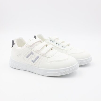 حذاء سبورت ولادي لون أبيض