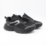 حذاء سبورت ولادي لون أسود