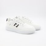 حذاء سبورت ولادي لون أبيض