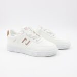 حذاء سبورت ولادي لون أبيض