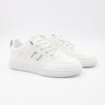 حذاء سبورت ولادي لون أبيض