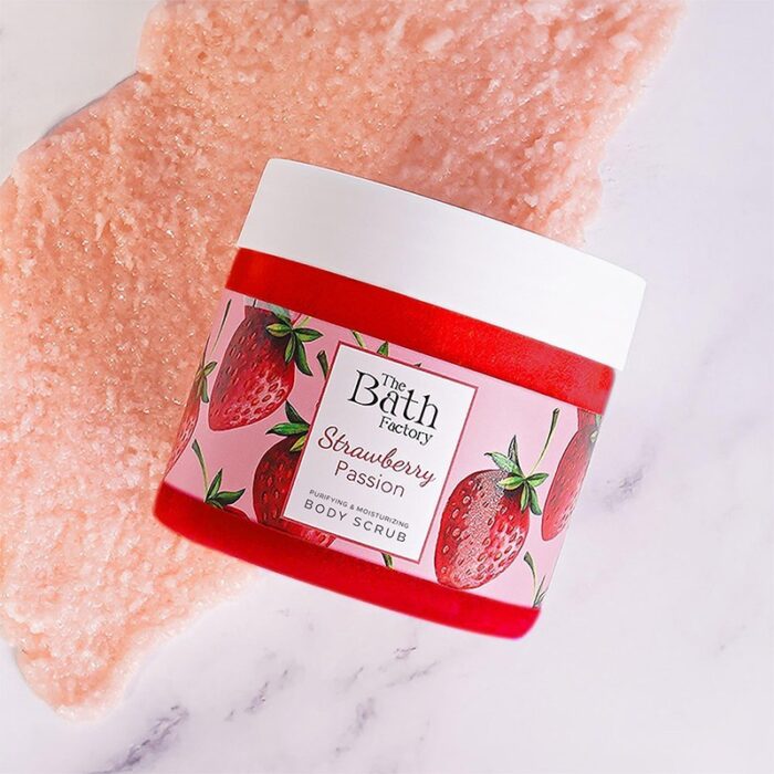 103388292_68a83b398676f مقشر الجسم من ذا باث فاكتوري بنكهة الفراولة 300 غرام - الصورة 1