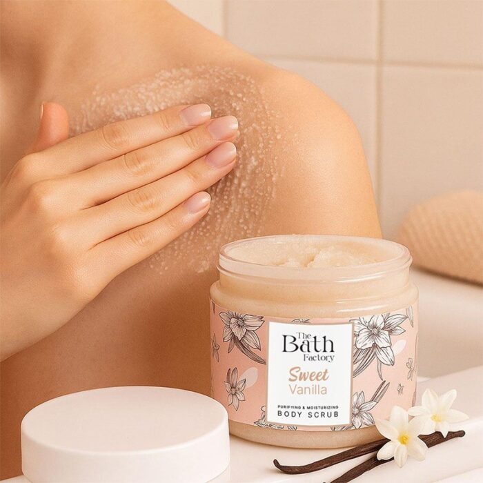 103388293_68a83b3ad87bc مقشر الجسم من ذا باث فاكتوري بنكهة الفانيليا 300 غرام - الصورة 1