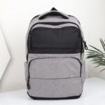 شنطة مدرسية لون رمادي وأسود