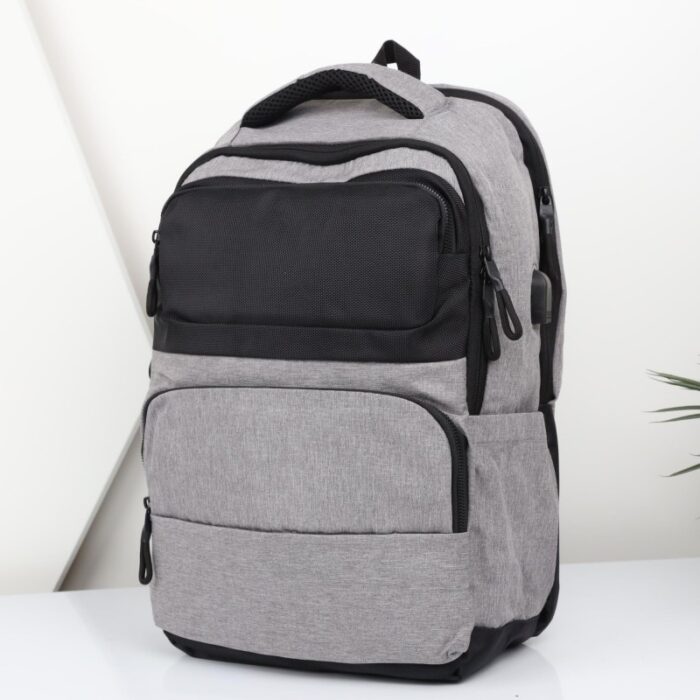 ⁦شنطة مدرسية لون رمادي وأسود⁩ - الصورة ⁦2⁩