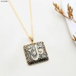 سلسال مربع مع كلمة قل من القرآن الكريم لون ذهبي و أسود كفالة سنتين ضد تغير اللون