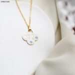 سلسال فان كليف كوكب لون ذهبي و أبيض كفالة سنتين ضد تغير اللون