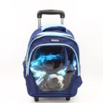 ⁦حقيبة مدرسية عجل بتصميم كرة القدم حجم 14 انش لون أزرق⁩ - الصورة ⁦2⁩