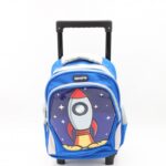 ⁦حقيبة مدرسية عجل بتصميم مركبة الفضاء حجم 12 انش لون أزرق⁩ - الصورة ⁦2⁩