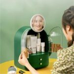 ⁦منظم توفير مساحة لاكسسواراتك و الميك اب مع جارورين ومراه واضاءة⁩ - الصورة ⁦4⁩