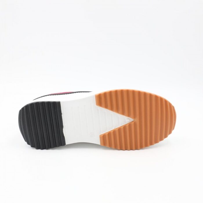 ⁦حذاء كاجوال ستاتي لون خمري وأبيض⁩ - الصورة ⁦2⁩