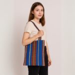 ⁦شنطة توت باغ عملية بسيطة بالقماش البدوي الوان منوعة لون ازرق⁩ - الصورة ⁦2⁩