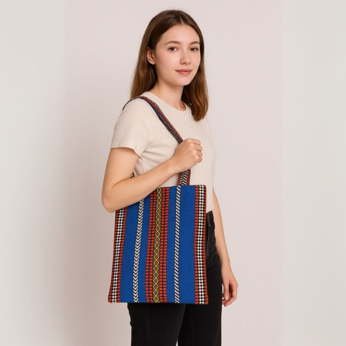 ⁦شنطة توت باغ عملية بسيطة بالقماش البدوي الوان منوعة لون ازرق⁩ - الصورة ⁦2⁩