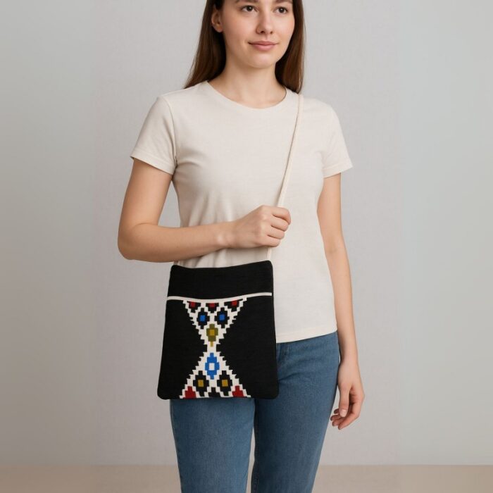 ⁦شنطة توت باغ عملية بسيطة بالقماش البدوي الوان منوعة لون اسود⁩ - الصورة ⁦2⁩