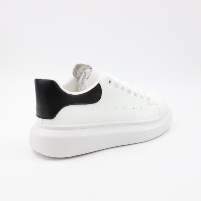 ⁦حذاء رياضي جلد للرجال لون أبيض وأسود⁩ - الصورة ⁦4⁩