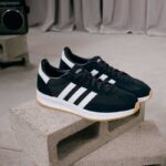⁦adidas RUN 70s 2.0 Shoes - Black⁩ - الصورة ⁦31⁩