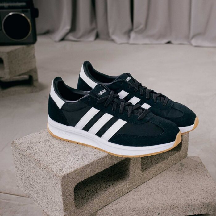 ⁦adidas RUN 70s 2.0 Shoes - Black⁩ - الصورة ⁦31⁩
