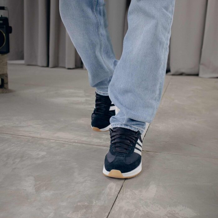 ⁦adidas RUN 70s 2.0 Shoes - Black⁩ - الصورة ⁦33⁩