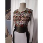 ثوب مطرز لون ابيض و اخضر مع حزام