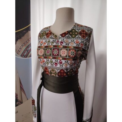 ثوب مطرز لون ابيض و اخضر مع حزام