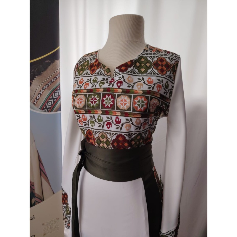 ⁦ثوب مطرز لون ابيض و اخضر مع حزام⁩ - الصورة ⁦1⁩