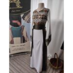 ⁦ثوب مطرز لون ابيض و اخضر مع حزام⁩ - الصورة ⁦2⁩