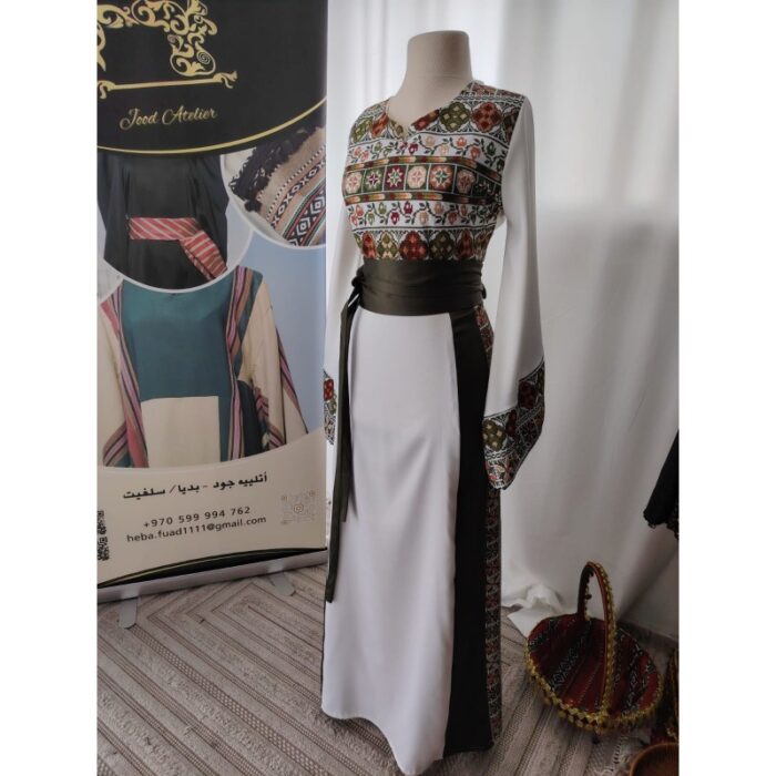 ⁦ثوب مطرز لون ابيض و اخضر مع حزام⁩ - الصورة ⁦2⁩