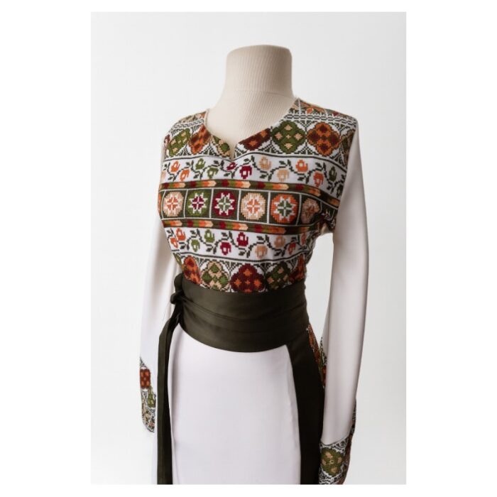 ⁦ثوب مطرز لون ابيض و اخضر مع حزام⁩ - الصورة ⁦4⁩