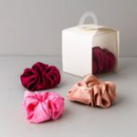 علبة ربطات شعر ( 3 ربطات ) ستان لون زهري وروز وفوشي