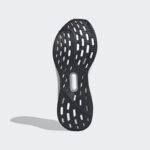 ⁦Adidas Men's Ultraboost 5 Shoes - Black⁩ - الصورة ⁦4⁩