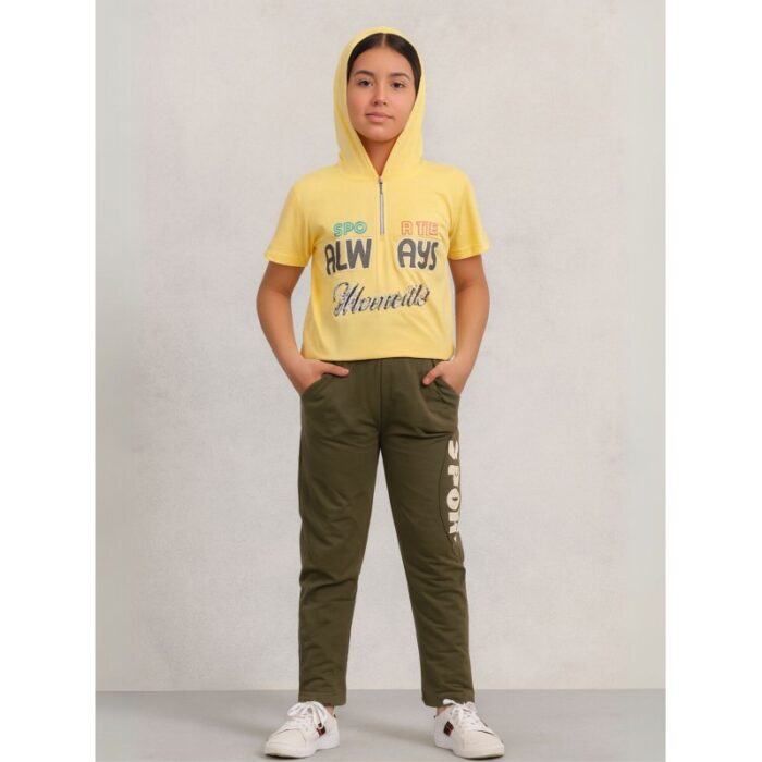 103391196_68d95a7fb521f بجامة بناتي بأكمام قصيرة (قطعتين) لون أصفر وزيتي - الصورة 1