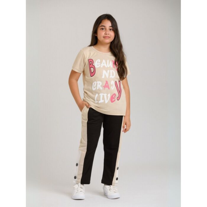 103391206_68d95a97cd687 بجامة بناتي بأكمام قصيرة (قطعتين) لون بيج وأسود - الصورة 1